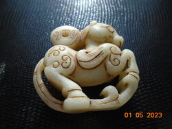 Japán EXTRÉM RITKA NETSUKE CHŐCHARŐ SENNIN mítikus lova amely egy "tökből jött ki"