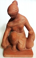 Kucs Béla szobrászművész alkotása - korsóval vizet merítő nö terrakota szobor 24 cm képek szerint