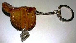 Régi Bőrdíszműves kézi varott acél lábtartós NYEREG kulcstartó RITKA DARAB ! 5 cm képek szerint