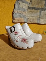 Nagyon régi, hímzett fa papucs