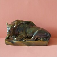 ZSOLNAY eozinos fekvő bika/bölény