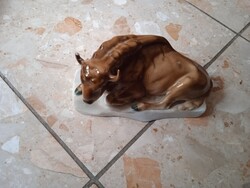 Zsolnay bika egyik szarva sérült