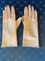 Halvány rózsaszín árnyalatú fehér jersey kesztyű. Menyasszonyi volt.