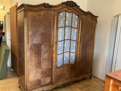 3 ajtós neobarokk vitrines szekrény