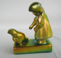 Zsolnay eozin porcelán tyúkot etető kislány