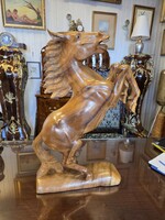 Ágaskodó ló fa szobor