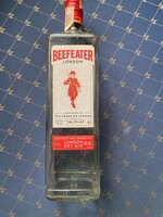 Fehér,négyszögletes üvegpalack.Beefeater London dry gin felirattal. 1 literes.Sérülésmentes állapot.