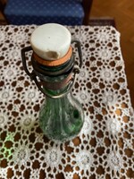 Régi,retro,zöld csatos üveg. A fehér porcelánon kis sérüléssel. De jól zár.