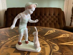 AQUINCUMI - KISFIÚ NYUSZIVAL PORCELÁN SZOBOR