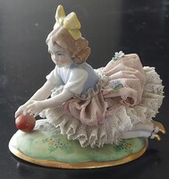 Antik bájos Sitzendorf porcelán csipke szoknyás kislány piros labdával ,sérült
