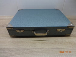 Diakocka tároló, hordozó fém doboz, koffer, tartalmával együtt