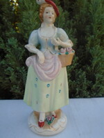 ANTIK ANGOL PORCELÁN FIGURA VIRÁGKOSÁRRAL,TALÁN STAFFORDSIRE? KIS HIBÁS