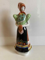 HOLLÓHÁZI KÉZZEL FESTETT PORCELÁN MATYÓ NÉPVISELETES ASSZONY SZOBOR