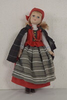 Lengyel népviseletbe öltözött, piros - szürke ruhás porcelánbaba, vintage játékbaba A376