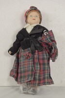 Skót népviseletbe öltözött porcelánbaba, vintage játékbaba A376