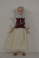 Lengyel népviseletbe öltözött porcelánbaba, vintage játékbaba A376