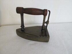 ANTIK, SZECESSZIÓS, NAGY MÉRETŰ, 7-ES, SÚLY BETÉTES  RÉZ VASALÓ. ALKUKÉPES!