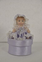 Lila ruhás baba, vintage játékbaba díszdobozon A376
