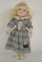 Szőke hajú, szürke kockás ruhás vintage játékbaba A376