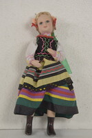 Lengyel népviseletbe öltözött porcelánbaba, vintage játékbaba A376