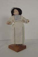 Palesztin népviseletbe öltözött porcelánfejű vintage játékbaba A376