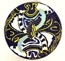 KIRÁLY KÁROLY :  ANSZTRAKT MINTÁS ZSUGORMÁZAS FESTETT KERÁMIA FALI DÍSZ TÁL 1970 körül