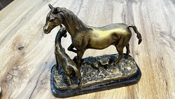 Bronz ló csikójával, lovas szobor