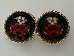 Mikromozaik fülbevaló rózsa mintàval aranyozott fém keretben, klipszes záródással, 2,5 cm átmérőjű
