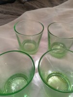Zöld üveg pohár