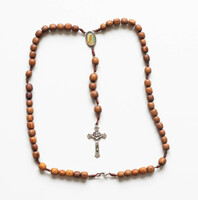 Fa gyöngyös rózsafüzér, nyaklánc olvasó - keresztény, katolikus kegytárgy imafüzér