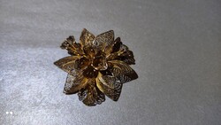 Réz vagy fém filigrán mintás bross kitűző sáltű kicsit kopottas