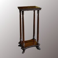 Historizáló posztamens