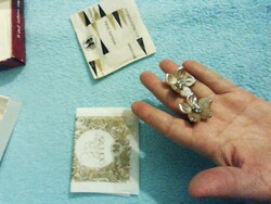 Egy pár retró köves virág formájú gyöngyház színű klipsz  bizsu ékszer