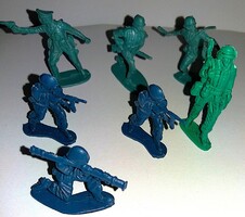 Retro bazáros 1980'S műanyag játék katonák CSAPATA  normál méretbe cc.5 cm/db 7 db  a képek szerint