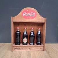 Coca-Cola 125. évfordulós limitált kiadású palackkészlet – 4 történelmi üveg fa vitrinben (1899–1916