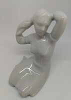 Hollóházi porcelán földön ülő lány!