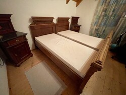 Ónémet faragott ágy és márványlapos éjjeliszekrény