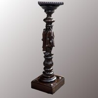 Háromalakos posztamens