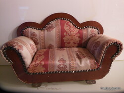 KANAPÉ - FA - 43 x 28 x 16 cm  - KÉZMŰVES - SELYEM KÁRPITOZÁS