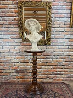 Restaurált posztamens.