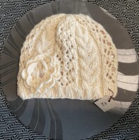 Kézzel kötött, egyedi, női sapka fehér