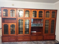 Üvegajtós, klasszikus fa szekrénysor