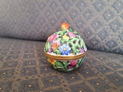 Herendi áttört, virágos, eper fogós ékszertartó, bonbonier