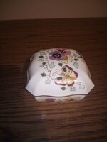 Zsolnay pillangó mintás porcelán bonbonier. 10,5 X 10,5 cm. Hibátlan. Jelzett