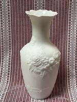 Fehér porcelán dombormintás, virágos váza, Kaiser