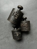 Hitelesített régi öntött vas mázsa , mérleg súlyok 3 db együtt