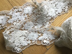 Pamut , hímzett csipke szalag. 9,5m hosszú.