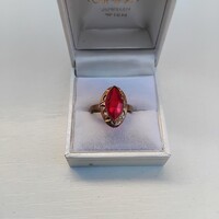 SZÉP ÁLLAPOTÚ ARANYOZOTT MINTÁS KERETBEN PIROS CSISZOLT KŐVEL ÉKÍTETT  GYŰRŰ