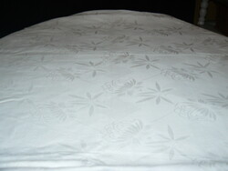 Gyönyörű virágos fehér damaszt paplanhuzat