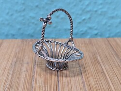 Ezüst miniatűr fonott kosár.